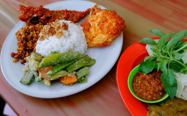 tempat makan lesehan di bandung. Foto hanyalah ilustrasi, bukan tempat yang sebenarnya. Sumber: Unsplash/Inna Safa