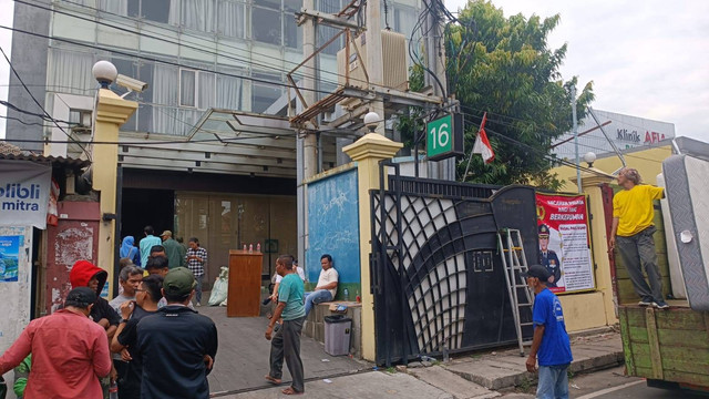 Suasana pengosongan Gedung Binawan Rumah Kost 2 di Jalan Kali Pasir, Cikini, Jakarta Pusat, Rabu (11/9/2024). Foto: Fadlan Nuril Fahmi/kumparan