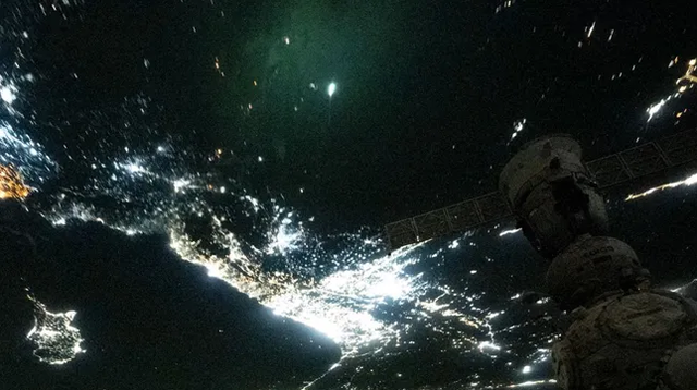 Potongan gambar dari video yang diambil astronaut NASA di luar ISS menunjukkan garis hijau terang yang terlihat di atas Bumi.  Foto: NASA/Matthew Dominick