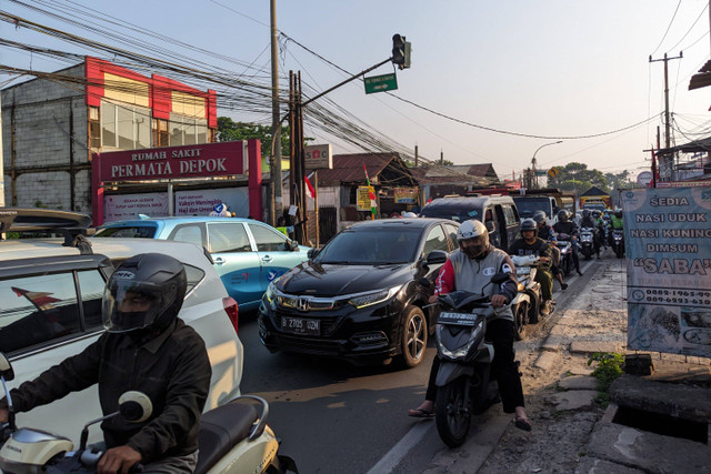 Suasana kemacetan di Sawangan, Depok, Senin (26/8/2024). Foto: Rizki Baiquni Pratama/kumparan