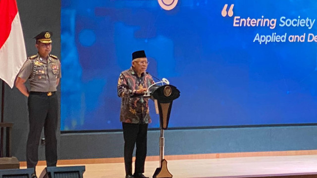 Wakil Presiden Ma'ruf Amin menyampaikan sambutan saat iConASET di Universitas Nahdlatul Ulama Surabaya, Jawa Timur pada Rabu (11/9/2024). Foto: Abid Raihan/kumparan