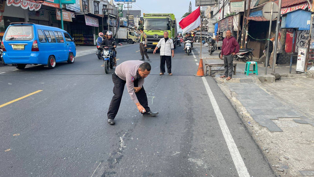 Polisi melakukan olah TKP kecelakaan yang menewaskan seorang anak di Jalan Raya Sukabumi-Bogor, Sabtu (7/9/2024). Foto: Satlantas Polres Sukabumi