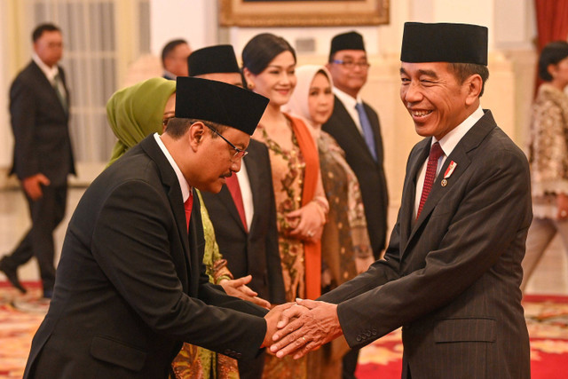 Presiden Joko Widodo (kanan) memberikan selamat kepada Menteri Sosial Saifullah Yusuf (kiri) usai upacara pelantikan di Istana Negara, Jakarta, Rabu (11/9/2024). Foto: Sigit Kurniawan/ANTARA FOTO 