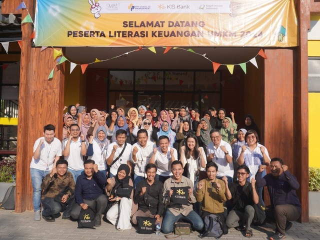 Para peserta yang mengikuti kegiatan Community Development, Meningkatkan Literasi Keuangan dan Pemberdayaan UMKM yang digelar KB Bank di Perpustakaan Multikultural, Desa Muktiwari, Kabupaten Bekasi. Foto: Dok. KB Bank