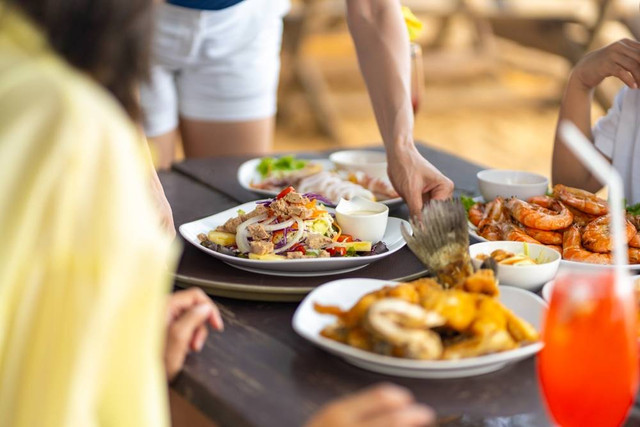 Ilustrasi makan di restoran. Foto: CandyRetriever/Shutterstock