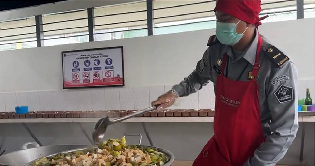 Chef yang bertugas memasak di Dapur Sehat Sang Raja. Foto: Dok. Rutan Kelas IIA Pontianak