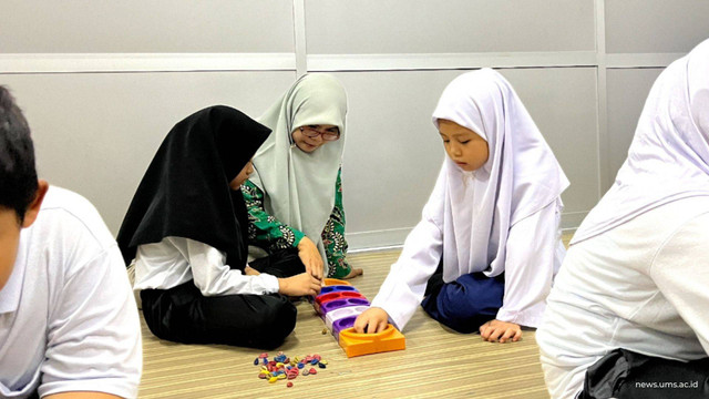 Tim Program Studi (Prodi) Pendidikan Matematika Fakultas Keguruan dan Ilmu Pendidikan (FKIP) Universitas Muhammadiyah Surakarta (UMS) menggelar Program Pengabdian Kepada Masyarakat - Kemitraan Internasional (PKM-KI) di Sungai Buloh, Malaysia. Dok Humas UMS