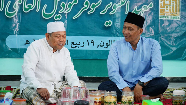 Bakal Calon Bupati Bojonegoro Setyo Wahono, saat bertemu Gus Nafik Sahal, salah satu tokoh agama yang juga putra pendiri pondok pesantren (Ponpes) At-tanwir, Talun, Sumberrejo. Rabu (11/09/2024).