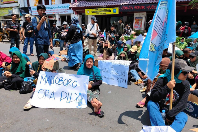 PKL Teras Malioboro gelar aksi demonstrasi di Jalan Malioboro, di depan pintu barat kompleks Kepatihan Pemda DIY, Rabu (11/9/2024). Foto: Arfiansyah Panji Purnandaru/kumparan