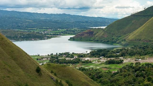 Wisata di Danau Toba Malam Hari. Foto Hanya Ilustrasi Bukan Tempat Sebenarnya. Sumber Foto: Unsplash.com/Fahrul Razi