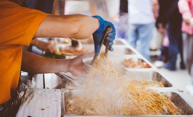 Kuliner Pasar Baru Jakarta. Foto hanya ilustrasi, bukan tempat sebenarnya. Sumber: Unsplash/Clem Onojeghuo