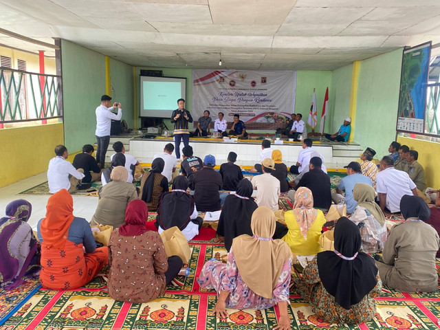 Plt Bupati Muna, Bachrun Labuta, tatap muka bersama warga Desa Labone. Foto: Dok Istimewa.