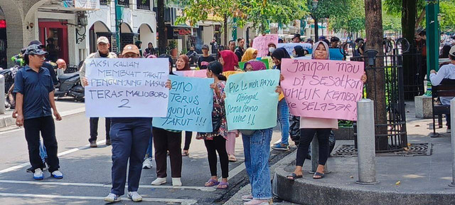 Ratusan pedagang Teras Malioboro 2 melakukan aksi unjuk rasa, Rabu (11/9/2024). Foto: M Wulan/Tugu Jogja