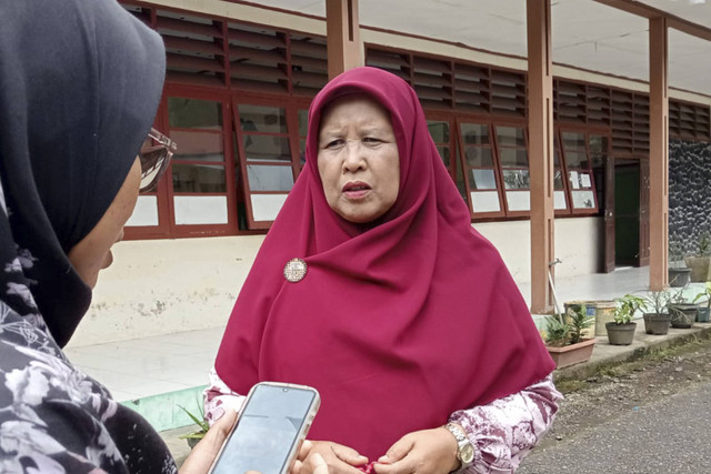 Yulismar, guru Bahasa Indonesia Nia Kurnia Sari di Institut National Safi'i (INS) Kayu Tanam. Foto: kumparan