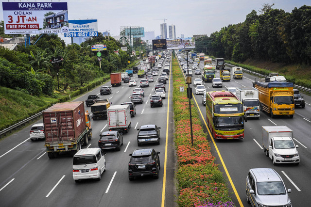 Sejumlah kendaraan terjebak kemacetan di Tol Jakarta-Tangerang, Kota Tangerang, Banten, Rabu (11/9/2024). Foto: Galih Pradipta/ANTARA FOTO