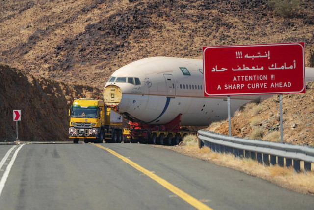 Pesawat Saudi Airlines yang sudah tidak dipakai diboyong dari Jeddah ke Riyadh lewat jalur darat, Selasa (10/9/2024). Foto: X/@Turki_alalshikh