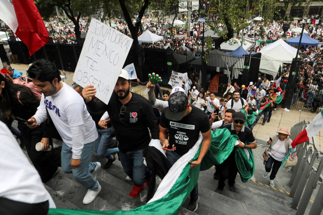 Demonstran memasuki gedung Senat saat proposal reformasi peradilan disetujui oleh DPR dan didukung oleh para senator pada tahap komisi, di Mexico City, Meksiko, Selasa (10/9/2024). Foto: Paola Garcia/REUTERS