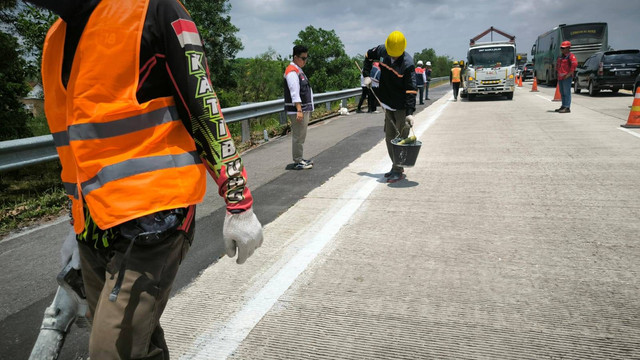 Tol Bakauheni Terbanggi menggunakan bahan getah pinus dan olahan minyak sawit untuk marka jalan. | Foto: Dok Hutama Karya