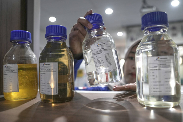 Sejumlah sampel produk bahan bakar hasil olahan dari minyak kelapa sawit yang di produksi oleh Green Refinery Kilang Pertamina Internasional (KPI) Unit Cilacap. Foto: Idhad Zakaria/ANTARA FOTO