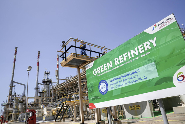 Seorang pekerja melakukan pemeriksaan wilayah Green Refinery di Kilang Pertamina Internasional (KPI) Unit Cilacap. Foto: Idhad Zakaria/ANTARA FOTO