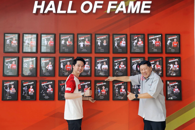 Kevin Sanjaya menerima penghargaan Hall of Fame dari PB Djarum. Plakat diserahkan langsung oleh Ketua PB Djarum, Yoppy Rosimin, di GOR Djarum Jati, Kudus, Jawa Tengah, Rabu (11/9/2024). Foto: PB Djarum