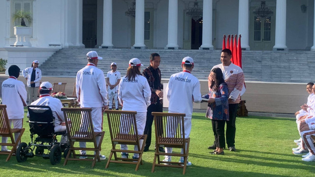 Presiden Jokowi menyerahkan bonus dan apresiasi kepada atlet paralympic games Paris 2024 di halaman Istana Merdeka Jakarta, Rabu (11/9/2024). Foto: Luthfi Humam/kumparan