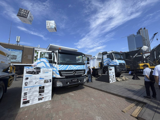 PT Daimler Commercial Vehicles Indonesia (DCVI) berpartisipasi di gelaran Mining Indonesia 2024 di Jakarta International Expo. Foto: Fitra Andrianto/kumparan