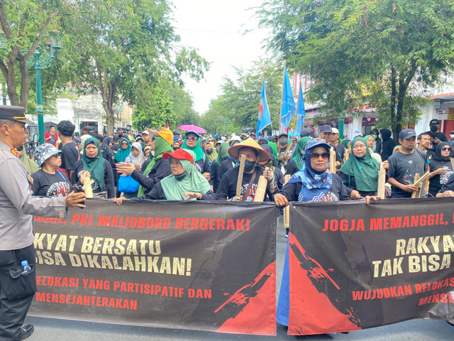 Demo PKL Teras Malioboro 2 menolak untuk direlokasi. Foto: Dian Rahmawan/Pandangan Jogja