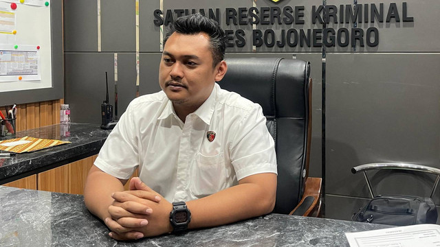 Kasat Reskrim Polres Bojonegoro, AKP Bayu Adjie Sudarmono, saat beri keterangan di kantornya. (Aset: Istimewa)