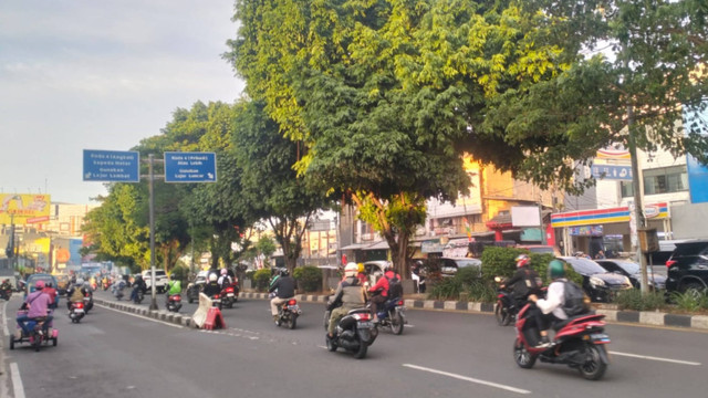 Suasana terpantau ramai lancar di Jalan Margonda Depok, Jawa Barat arah Jakarta, sore hari, Rabu (11/9/2024). Foto: Dok. kumparan