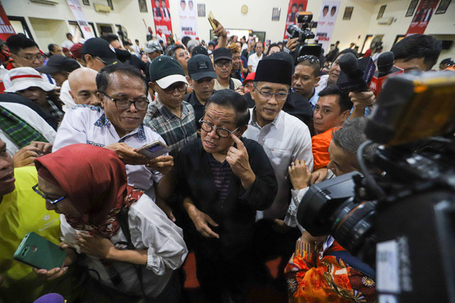 Bakal Calon Gubernur Jakarta Pramono Anung menjawab pertanyaan wartawan saat  peresmian relawan di Gedung Juang 45, Jakarta, Rabu (11/9/2024). Foto: Iqbal Firdaus/kumparan