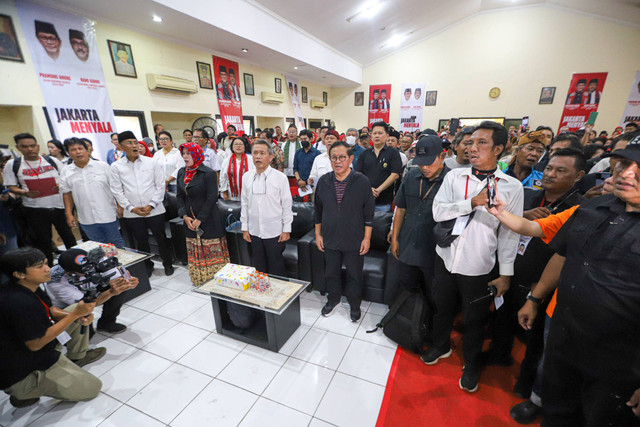 Bakal Calon Gubernur Jakarta Pramono Anung menyanyikan lagu Indonesia raya saat peresmian relawan di Gedung Juang 45, Jakarta, Rabu (11/9/2024). Foto: Iqbal Firdaus/kumparan