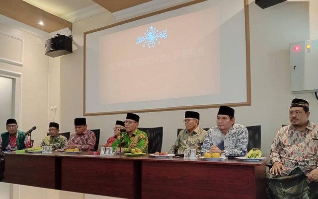 Ketua PWNU Jabar, KH Juhadi Muhammad, dan sejumlah ketua PCNU di wilayah Jabar saat menggelar konferensi pers di Sekretariat PCNU Kabupaten Cirebon, Rabu (11/9).Foto: Tarjoni/Ciremaitoday