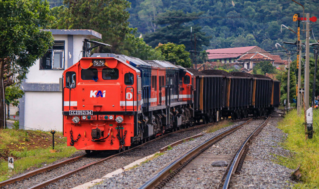 Kereta babaranjang. | Foto: Dok Humas PT KAI Divre IV Tanjungkarang