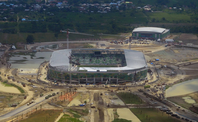 Foto udara progres pembangunan Stadion Utama Sumatera Utara yang digunakan untuk PON XXI Aceh-Sumut di Desa Sena, Kabupaten Deli Serdang, Sumatera Utara, Jumat (6/9/2024). Foto: Iggoy el Fitra/ ANTARA FOTO