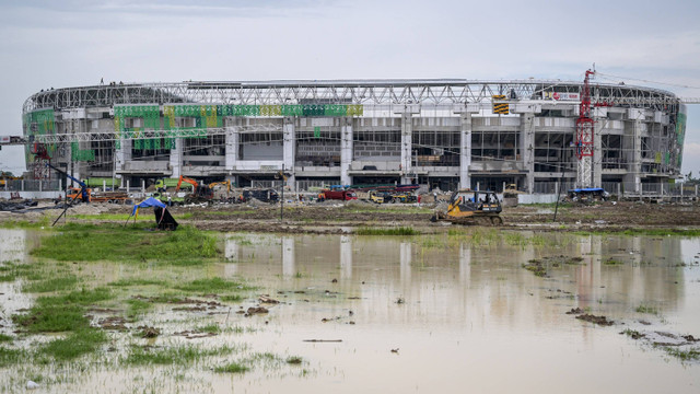 Pekerja mengoperasikan sejumlah alat berat di depan Stadion Utama Sumatera Utara di Kompleks Sumut Sport Center, Deli Serdang, Sumatera Utara, Selasa (10/9/2024). Foto: Fauzan/ANTARA FOTO