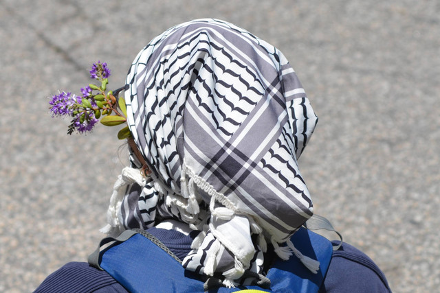 Ilustrasi orang menggunakan keffiyeh. Foto: Shutterstock