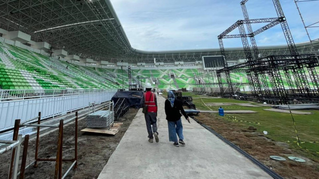 Pekerja menyelesaikan pembangunan Stadion Utama Sumatera Utara di Kompleks Sumut Sport Center, Deli Serdang, Sumatera Utara, Selasa (10/9/2024). Foto: Tri Vosa Fabiola Ginting/kumparan