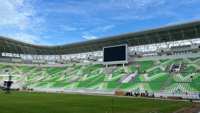 Pekerja menyelesaikan pembangunan Stadion Utama Sumatera Utara di Kompleks Sumut Sport Center, Deli Serdang, Sumatera Utara, Selasa (10/9/2024). Foto: Tri Vosa Fabiola Ginting/kumparan