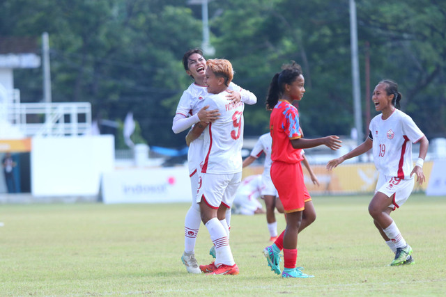 Selebrasi Shafira Ika Putri, Carla Bio Pattinasarany, dan Viny Silfianus saat tim sepak bola wanita Jakarta lolos ke final PON 2024. Foto: Dok. Ahmad Maherdika/@fotobolakita