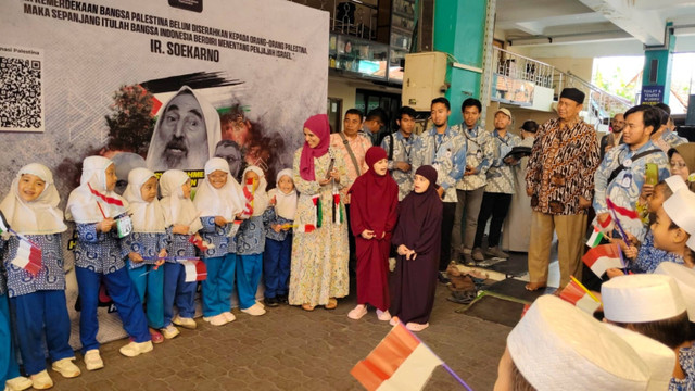 Sejumlah anak menyambut kedatangan anak-anak dari Gaza, Palestina dengan lagu Atuna Tufuli di Masjid Jogokariyan, DI Yogyakarta,  Kamis (12/9/2024). Foto: Arfiansyah Panji/kumparan