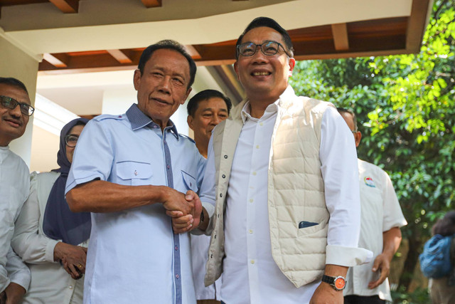 Bakal Calon Gubernur Jakarta Ridwan Kamil (kanan) berjabat tangan dengan mantan Gubernur DKI Jakarta Sutiyoso (kiri) saat mengunjungi Museum Bang Yos di Bekasi, Jawa Barat, Kamis (12/9/2024). Foto: Iqbal Firdaus/kumparan