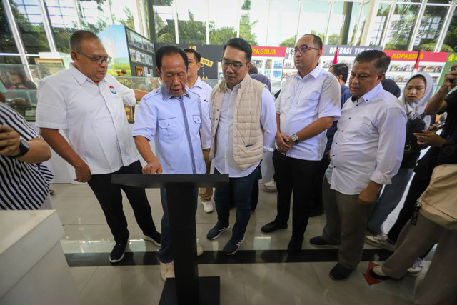 Bakal Calon Gubernur Jakarta Ridwan Kamil (ketiga kanan) berbincang dengan mantan Gubernur DKI Jakarta Sutiyoso (keempat kiri) saat mengunjungi Museum Bang Yos di Bekasi, Jawa Barat, Kamis (12/9/2024). Foto: Iqbal Firdaus/kumparan