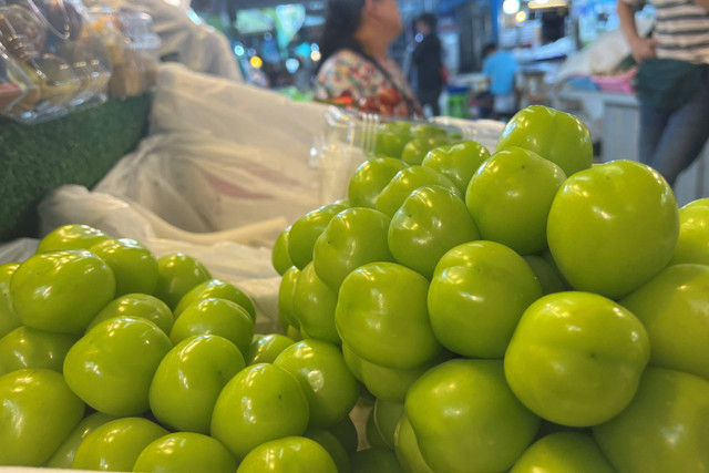 Salah satu stan yang menjual anggur shine muscat di Pasar Or Tor Kor Bangkok. Foto: Gadi Kurniawan Makitan/kumparan