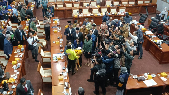 Menlu Retno Marsudi mendapat karangan bunga dari Komisi I DPR RI usai Rapat Dengar Pendapat terakhirnya sebagai Menlu di Kompleks Parlemen, Senayan, Jakarta, Kamis (12/9/2024). Foto: Thomas Bosco/kumparan