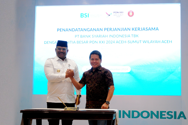 Direktur Utama BSI Hery Gunardi (kanan) bersama (Pj) Gubernur Aceh Safrizal ZA (kiri) pada seremoni penandatangan kerja sama antara BSI dengan PB PON XXI 2024 Aceh-Sumut Wilayah Aceh di Gedung Landmark BSI Aceh, Selasa (10/9/2024). Foto: Dok. BSI