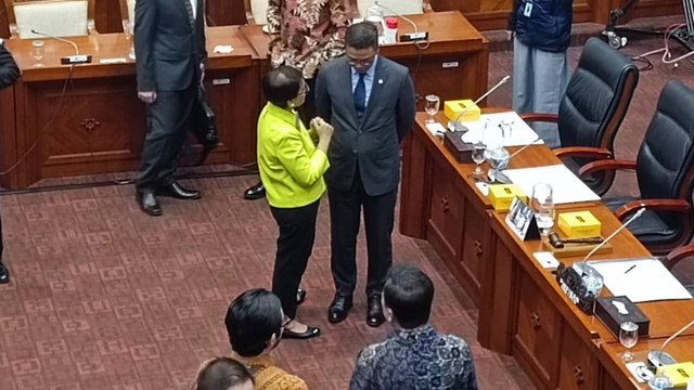 Menlu Retno Marsudi berbincang dengan Pimpinan Komisi I DPR RI Sugiono usai mengikuti Rapat Dengar Pendapat (RDP) di Kompleks Parlemen, Senayan, Jakarta, Kamis (12/9/2024). Foto: Thomas Bosco/kumparan