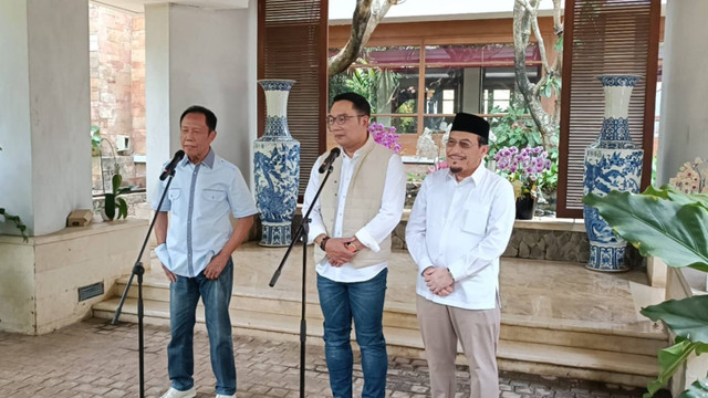 Bacagub dan Bacawagub Jakarta Ridwan Kamil-Suswono bersama eks Gubernur DKI Jakarta Sutiyoso menjawab pertanyaan awak media di Jatisampurna, Bekasi, Jawa Barat, Kamis (12/9/2024). Foto: Fadlan Nuril Fahmi/kumparan