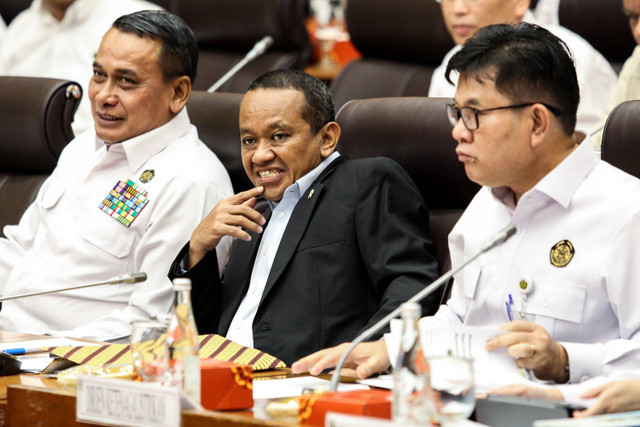 Menteri ESDM Bahlil Lahadalia (tengah) mengikuti rapat kerja bersama Komisi VII DPR di Kompleks Parlemen, Senayan, Jakarta, Kamis (12/9/2024). Foto: Asprilla Dwi Adha/ANTARA FOTO