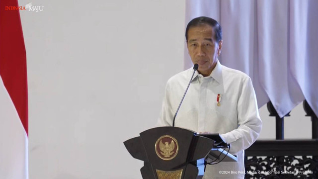 Presiden Joko Widodo memberikan pengarahan kepada pejabat TNI dan Polri Tahun 2024 di Ibu Kota Nusantara (IKN), Kalimantan Timur, Kamis (12/9/2024).
 Foto: YouTube/Sekretariat Presiden